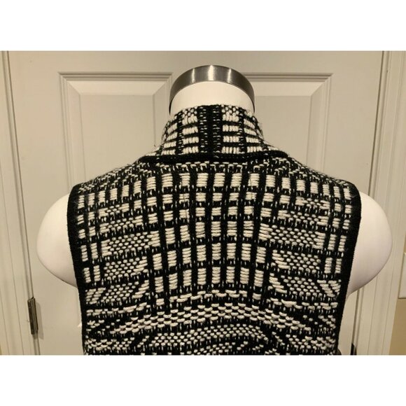 Angel of the North Black & White Geometric Chunky Knit Sweater Vest, Size XS - Picture 6 of 7